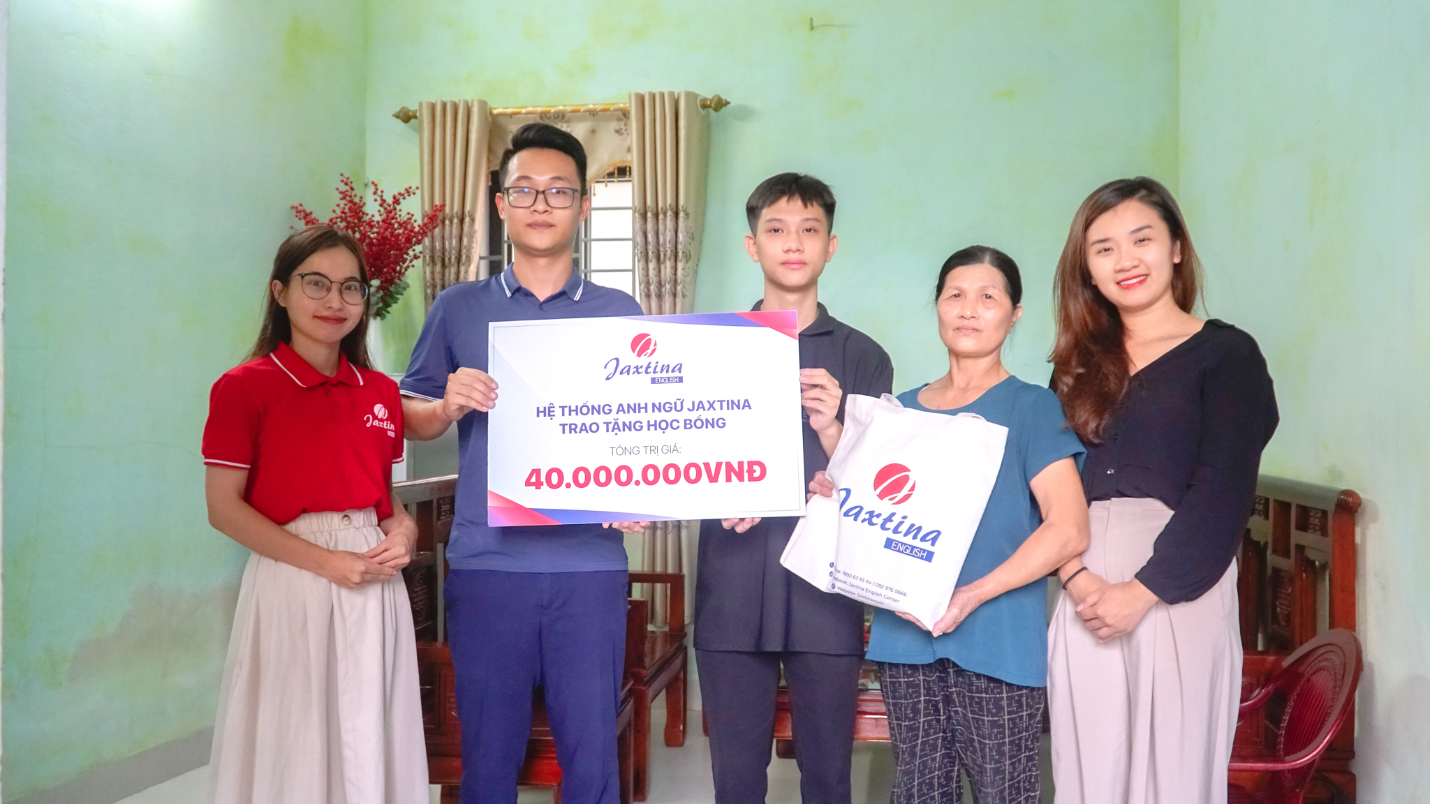 Jaxtina tặng học bổng 40.000.000 đồng cho cậu sinh viên nghèo