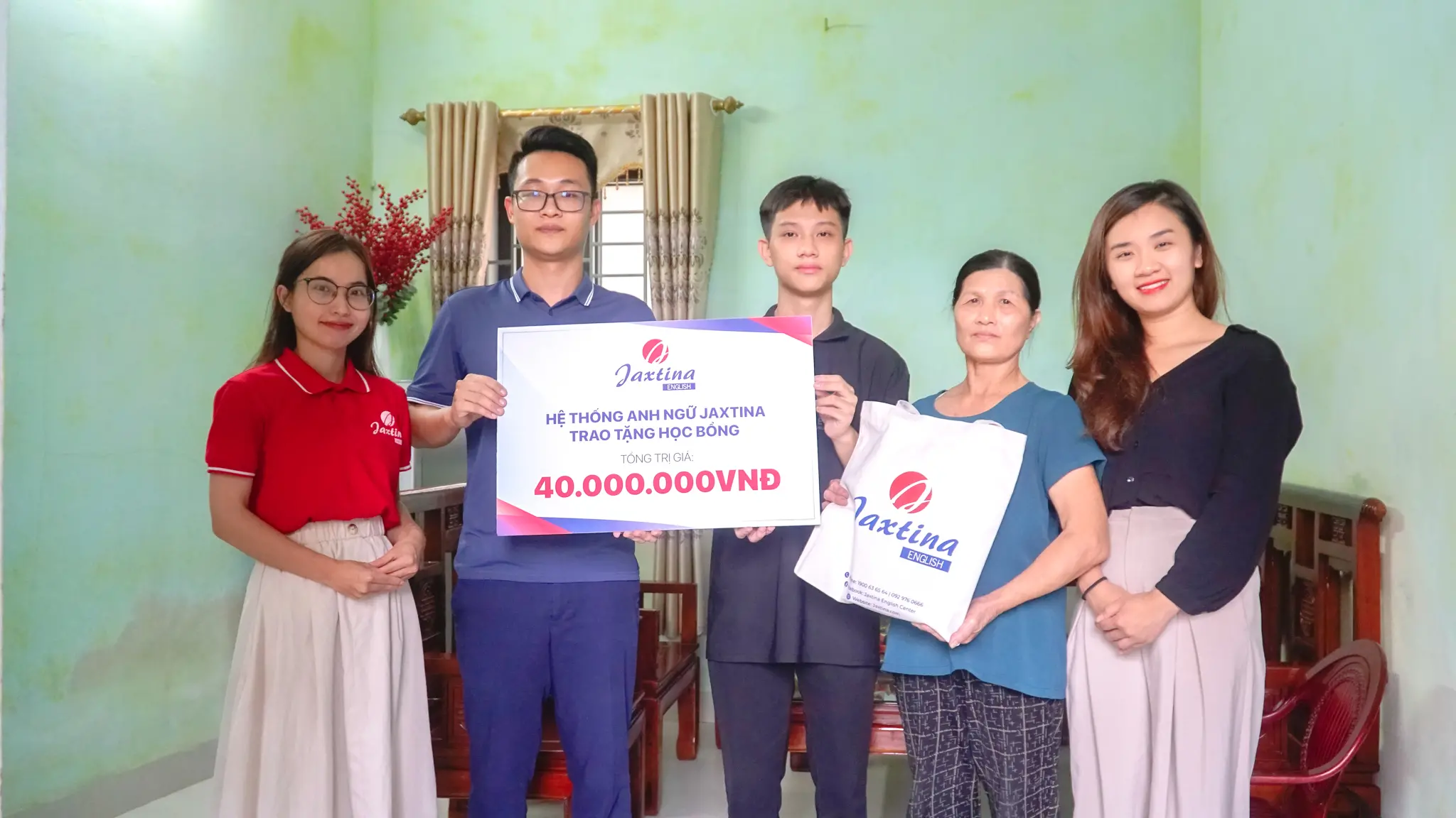 Jaxtina tặng học bổng 40.000.000 đồng cho cậu sinh viên nghèo