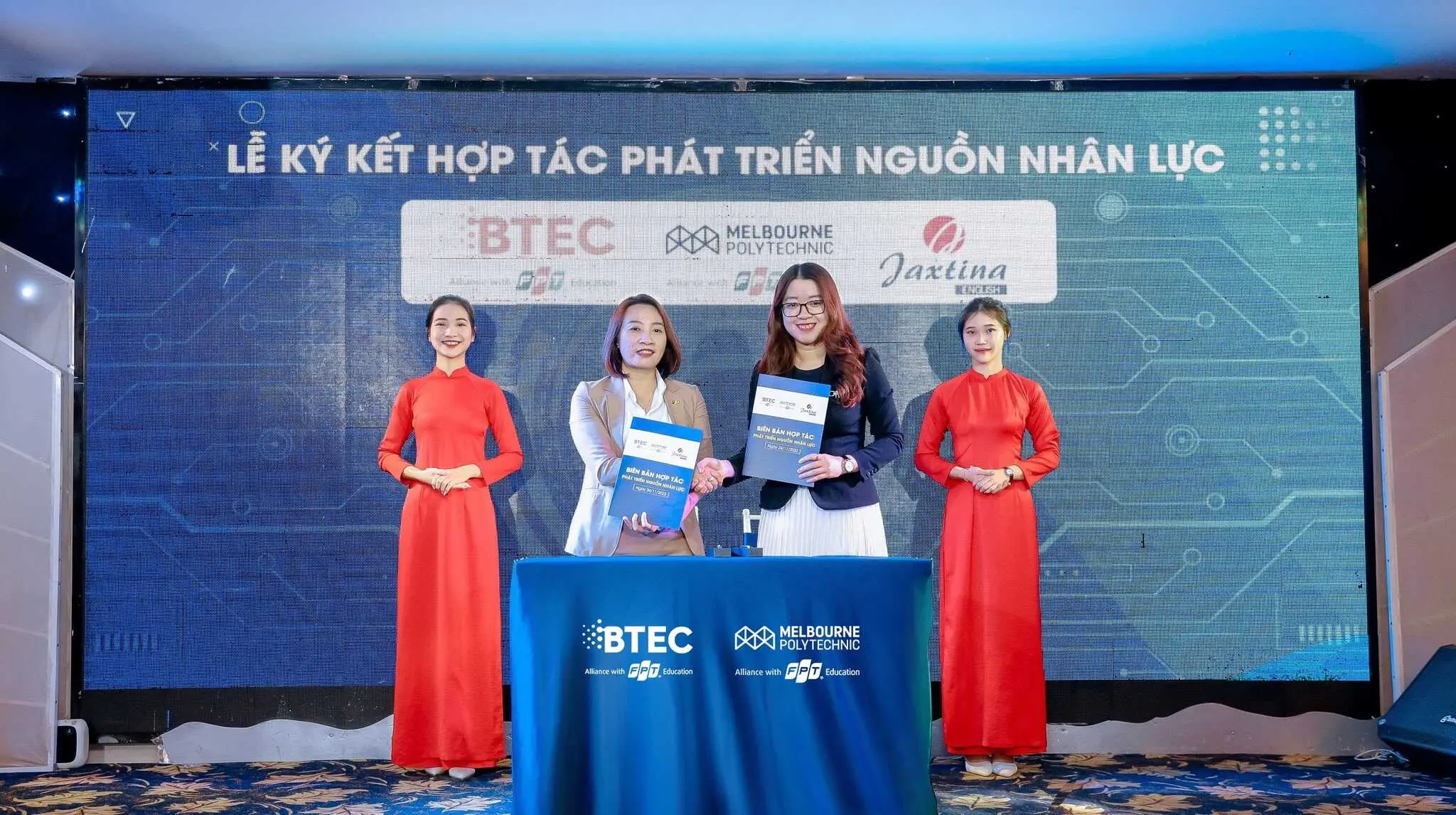 Jaxtina ký hợp tác phát triển nguồn nhân lực với Cao đẳng Anh quốc BTEC FPT