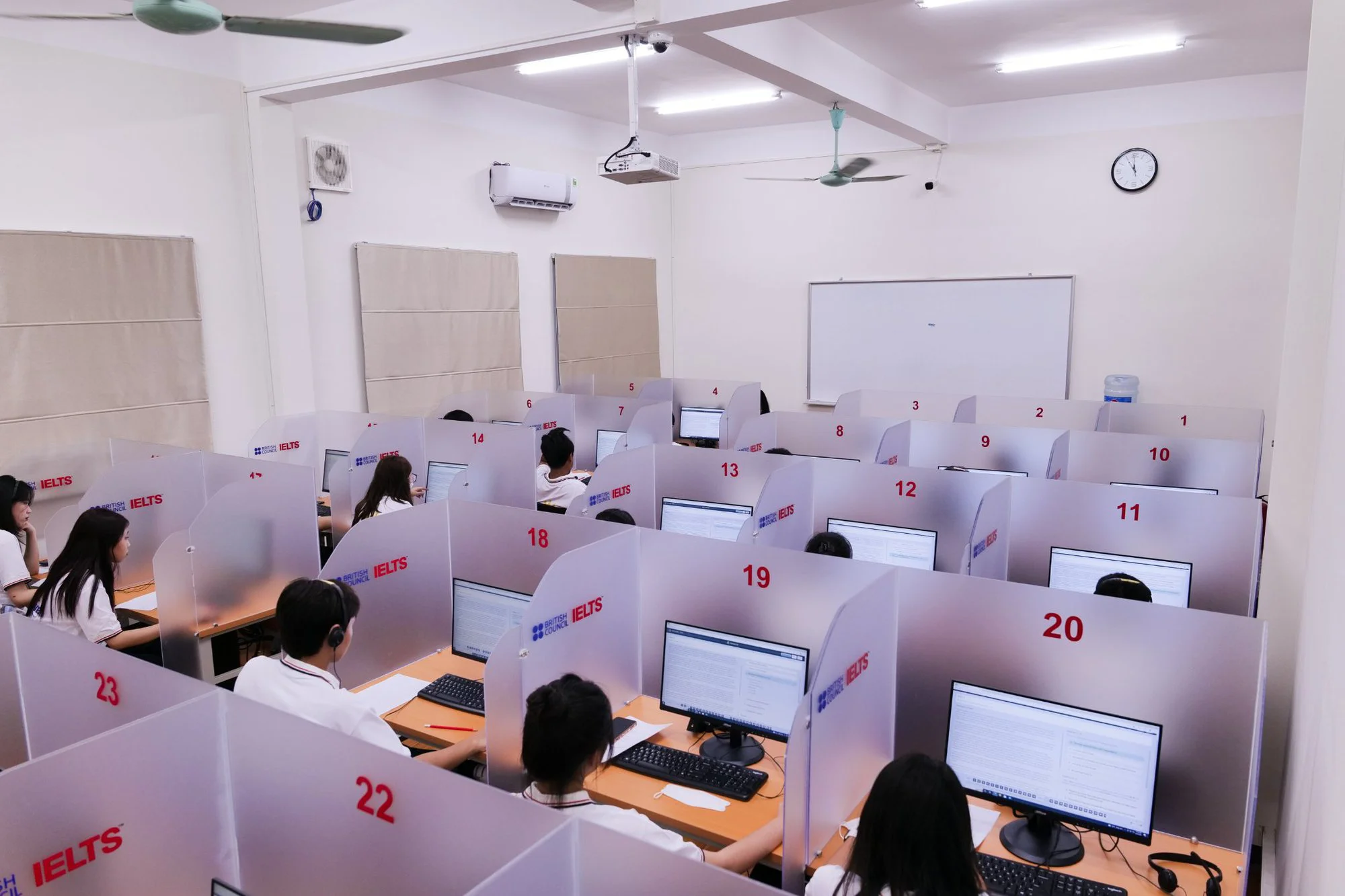 Nên thi IELTS trên giấy hay máy tính