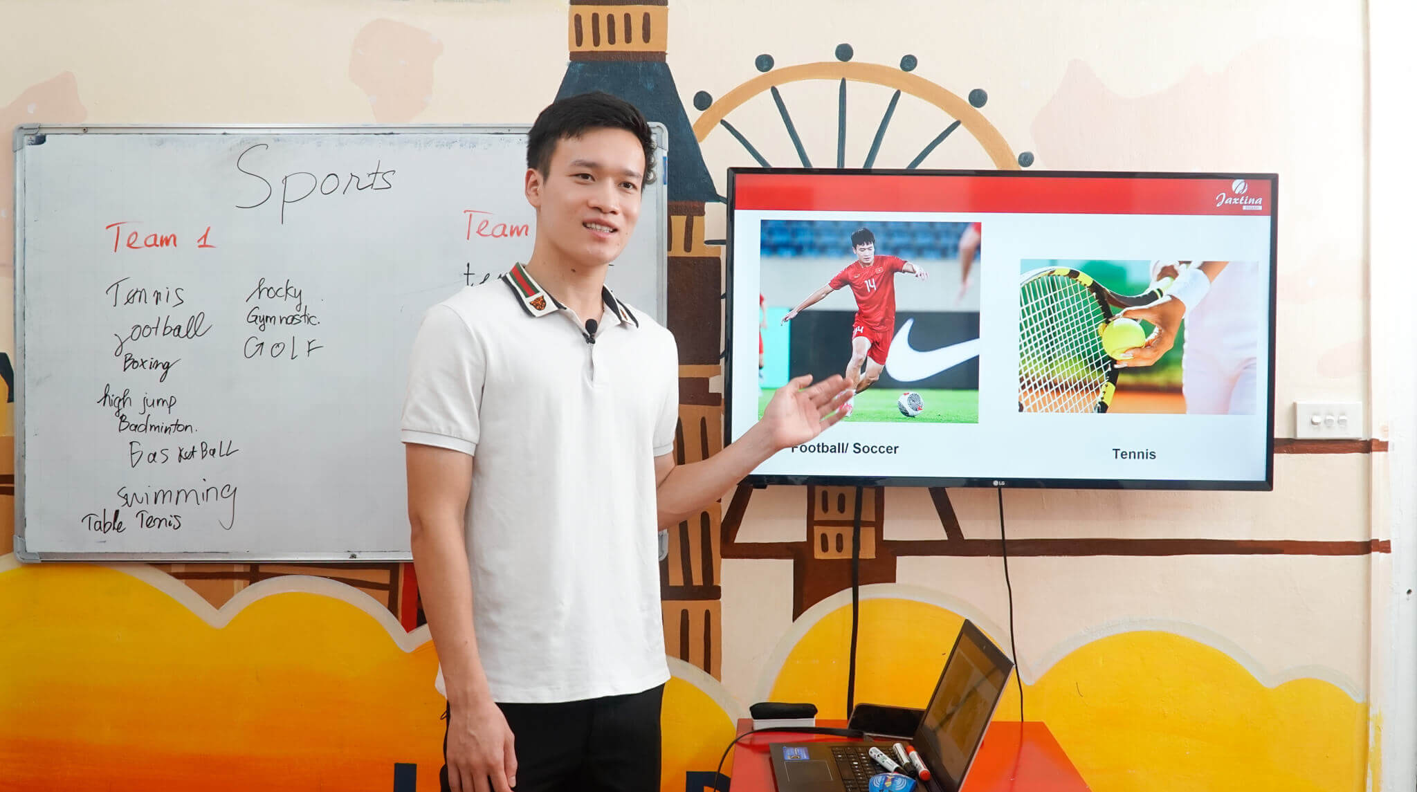 Một buổi học của cầu thủ Hoàng Đức tại Jaxtina: Học Tiếng Anh thật thú vị và dễ dàng