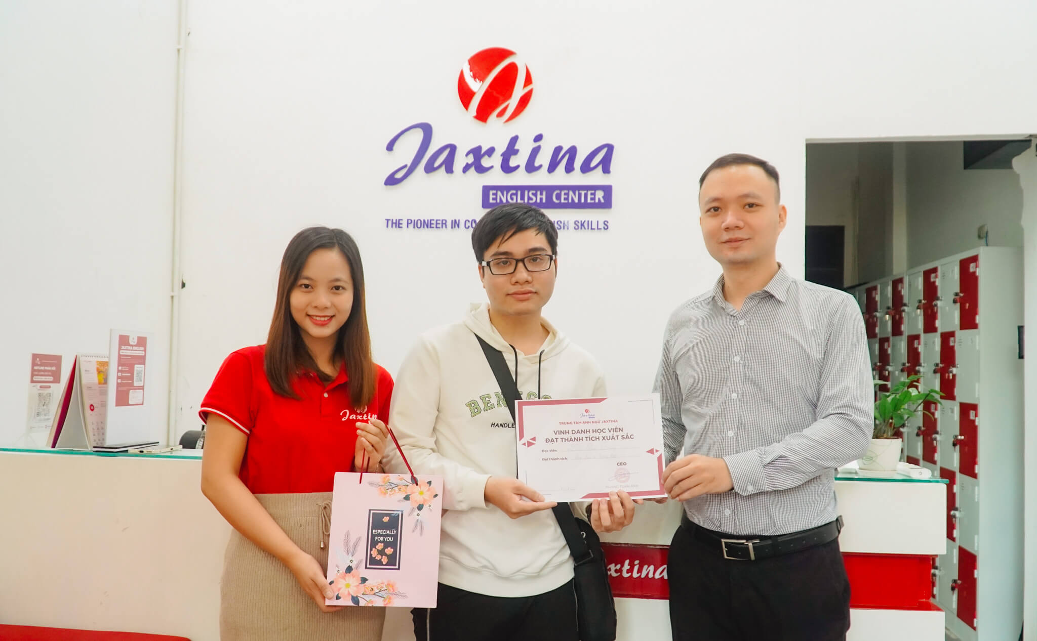 trung rat an tuong voi giao vien tai