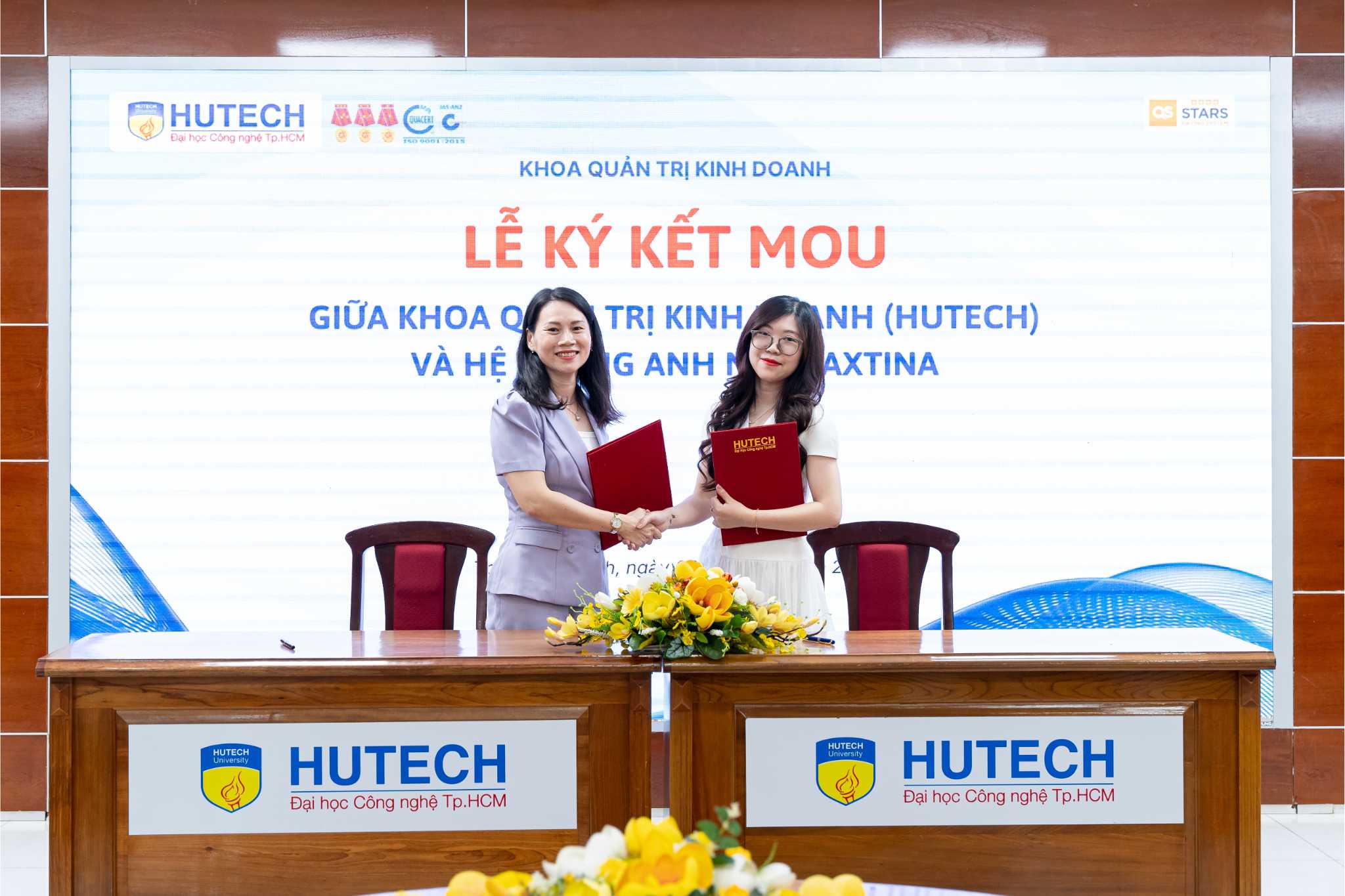 Hệ thống Anh ngữ Jaxtina ký kết hợp tác cùng Khoa Quản trị kinh doanh (HUTECH)