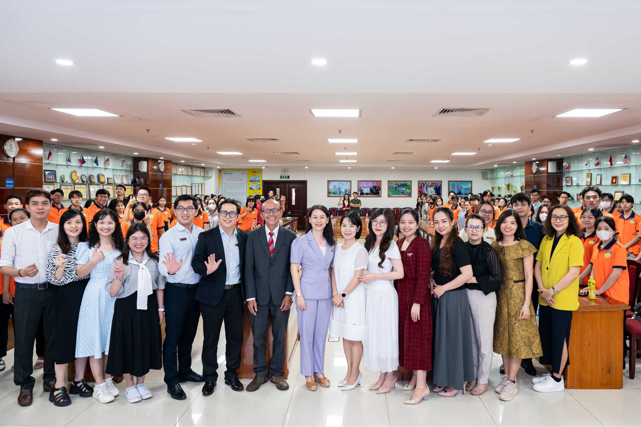 Buổi lễ diễn ra dưới sự chứng kiến của đại biểu, khách mới hai bên cùng hơn 100 sinh viên nhà Khoa Quản trị kinh doanh (HUTECH).
