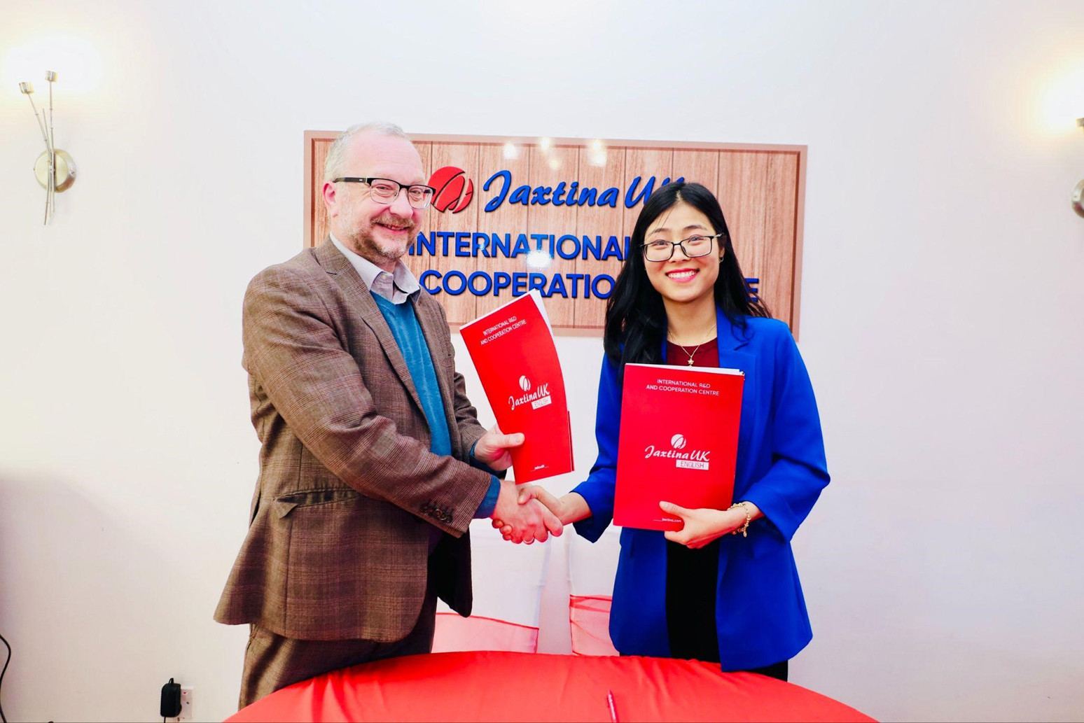 Jaxtina English thành lập trung tâm nghiên cứu phát triển tại Anh